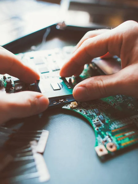 Ingeniero de mantenimiento de hardware instalando cpu —  Fotos de Stock