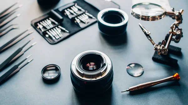 Ingenieur workshop fotocamera lens reparatie tools — Stockfoto