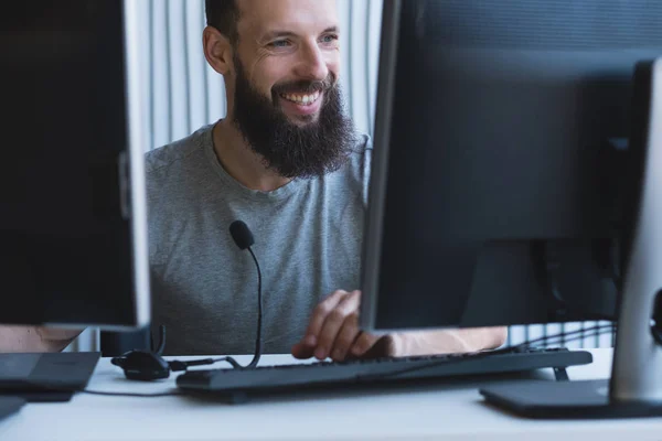 Tech support successful software engineer smiling — Stock Photo, Image