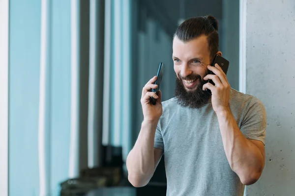 Homem estilo de vida corporativo smartphones conversa — Fotografia de Stock