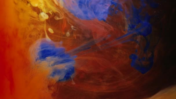 Абстрактные красители смешивают воду с синими оранжевыми чернилами — стоковое видео