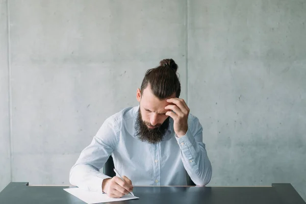 Corporate life employee writing resignation notice — Stock Photo, Image