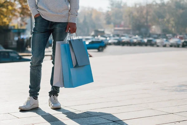 쇼핑 중독자 라이프 스타일 남자 패키지 가을 도시 거리 — 스톡 사진