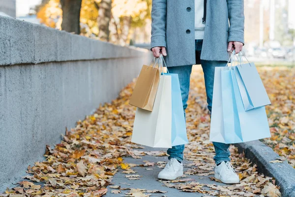 Nueva temporada compras hombre bolsas caída acera —  Fotos de Stock