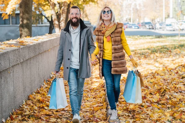 Automne fun couple shopping trottoir feuilles tomber — Photo