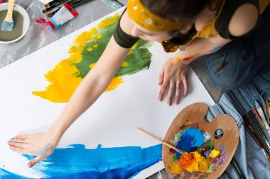 parmak boyama hobi sanatçı mavi sarı sanat