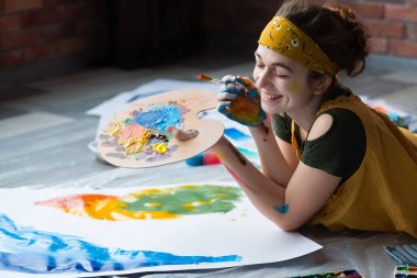 ev sanat stüdyosu mutlu kadın ressam paleti
