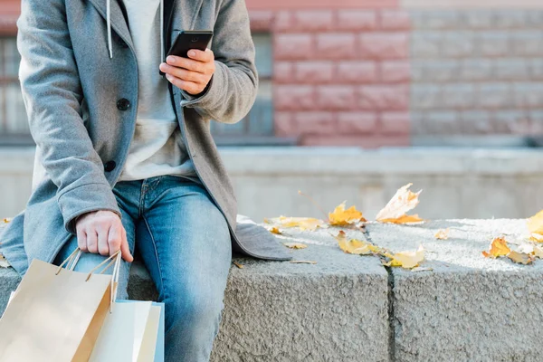 Otoño compras hombre teléfono inteligente caída urbana —  Fotos de Stock