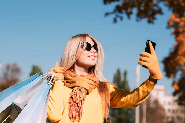 Automne parc marcher sacs shopping smartphone selfie — Photo