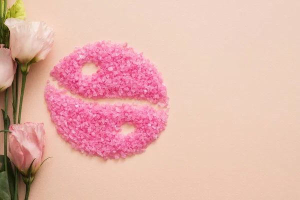 Corpo mente harmonia rosas rosa banho de sal yin yang — Fotografia de Stock