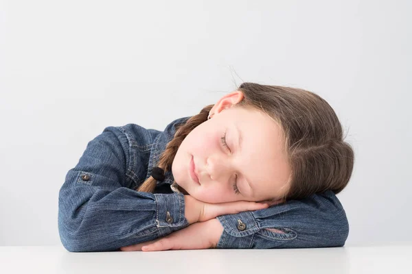 Crianças estilo de vida cansado menina dormindo mesa — Fotografia de Stock