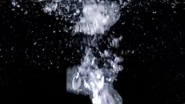 激しく泡立つ水沸騰空気が速く動く — ストック動画