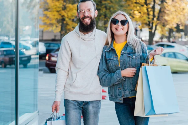 Compras estilo de vida pareja centro de la ciudad otoño — Foto de Stock