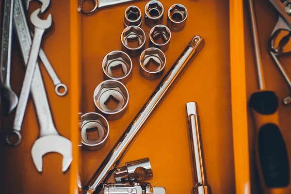 Reparador caja de herramientas roja juego de llaves mecánicas —  Fotos de Stock