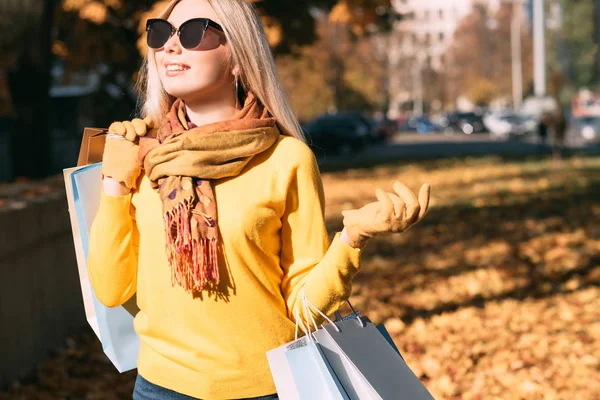 Fashionista yaşam tarzı alışveriş sonbahar güneşli gün — Stok fotoğraf