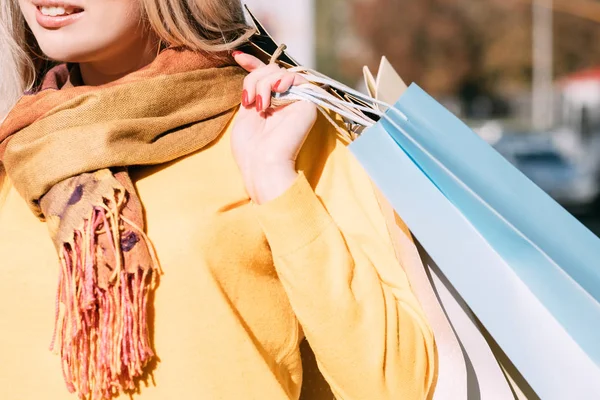 Őszi bevásárló hölgy csomagok őszi város utca — Stock Fotó