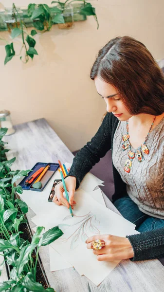 Processo criativo pintor feminino desenho plantas — Fotografia de Stock