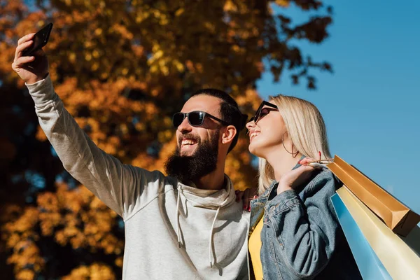 Otoño compras viaje pareja selfie caída árboles —  Fotos de Stock