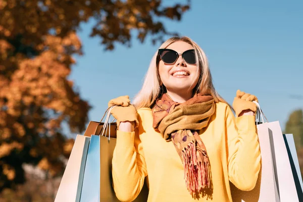 Fashionista yaşam tarzı alışveriş sonbahar mavi gökyüzü — Stok fotoğraf