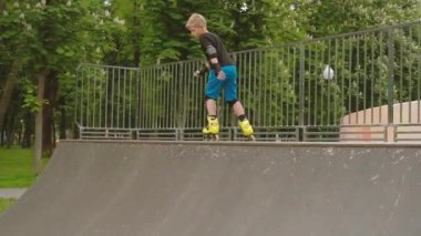 çocuklar aşırı eğlence rollerblader paten rampa parkı