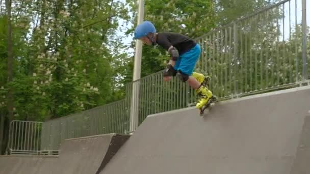 Crianças extremo lazer rollerblader skate rampa parque — Vídeo de Stock