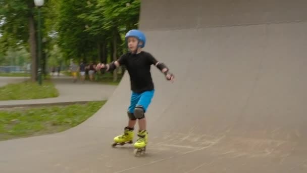 运动训练滚筒男孩收集速度坡道 — 图库视频影像