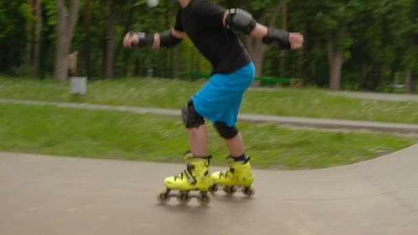 Grundlagentraining Rollerboy erreicht Schwung — Stockvideo