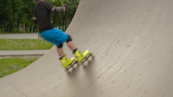 Rollerblading sports training boy speed ramp — Stock Video