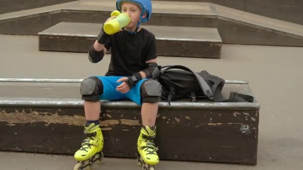 水化活性休闲滚筒男孩喝水 — 图库视频影像