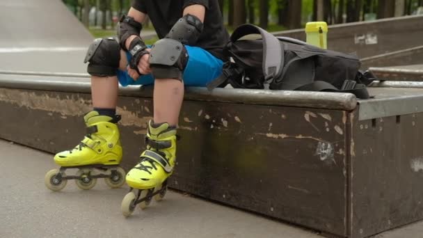 Kid energy extreme sport hobby roller resting — Stock Video