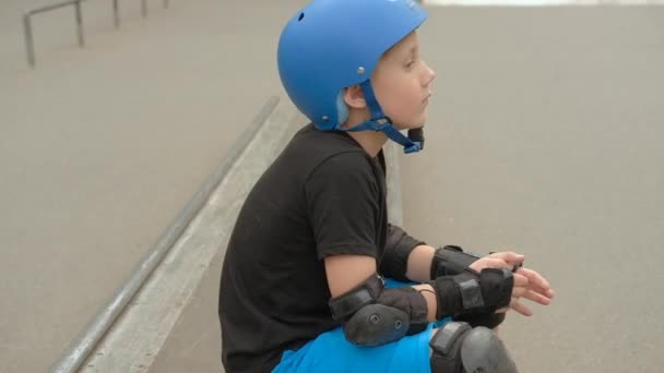 孩子能量极限运动爱好辊休息 — 图库视频影像