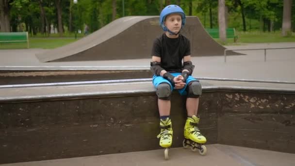 Familia apoyo mamá rollerblader hijo alta cinco — Vídeos de Stock