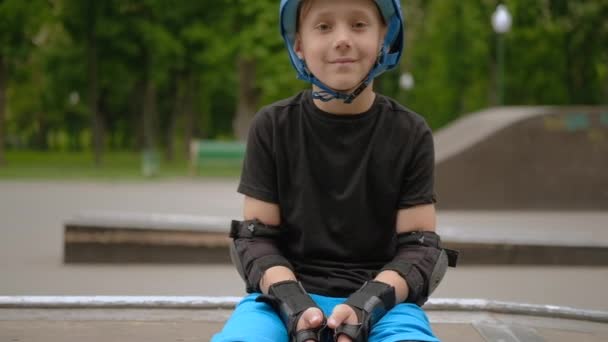 Dziecko aktywny sprzęt rolkarza siedzieć — Wideo stockowe