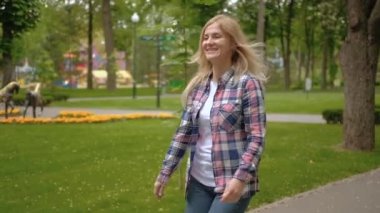 aile eğlence anne oğlu kucaklama parkı yürüyüş karşılamak