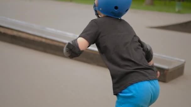 Stolze Mama begrüßt Rollerblading-Champ-Boy-Run — Stockvideo