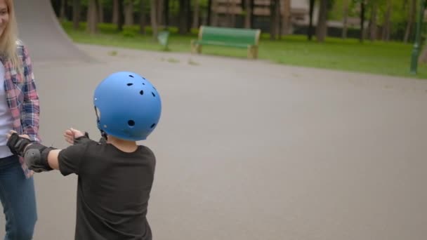 Barn sport stolt mamma hälsning kram vinnare — Stockvideo