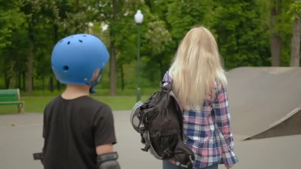 Familie Leisure moeder zoon Fun Park knuffelen — Stockvideo