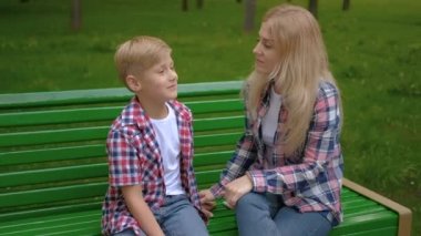 aile iletişimi anne oğlu eğlence parkı sohbet