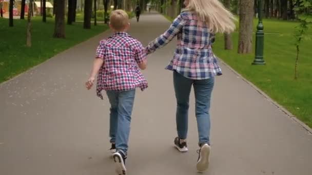 Семейное веселье игривый отдых мать сын запустить парк — стоковое видео