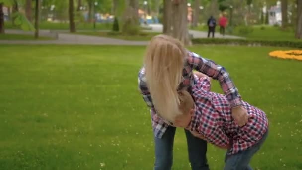Любящая семья мать сына весело парк спиннинг — стоковое видео