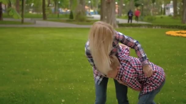 Família amorosa mãe filho divertido parque girando — Vídeo de Stock