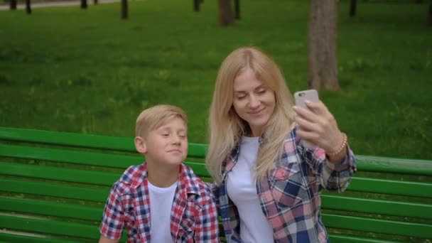 Aile eğlence parkı anne oğlu selfie — Stok video