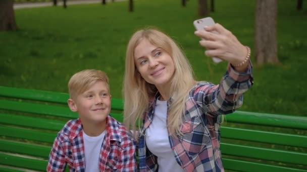 Οικογένεια πάρκο αναψυχής μαμά γιος selfie φωτογραφίες κινητό — Αρχείο Βίντεο