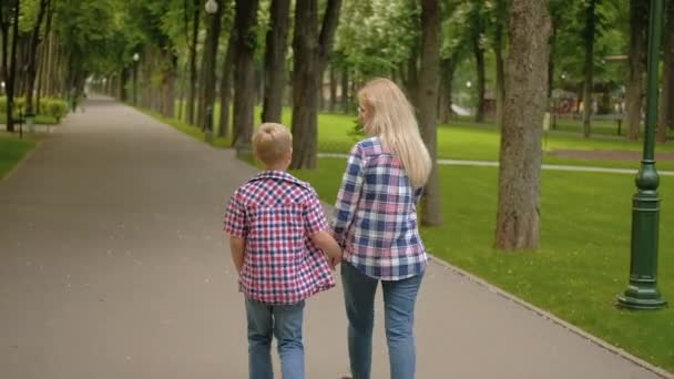 Comunicación familiar amorosa mamá hijo caminando parque — Vídeo de stock