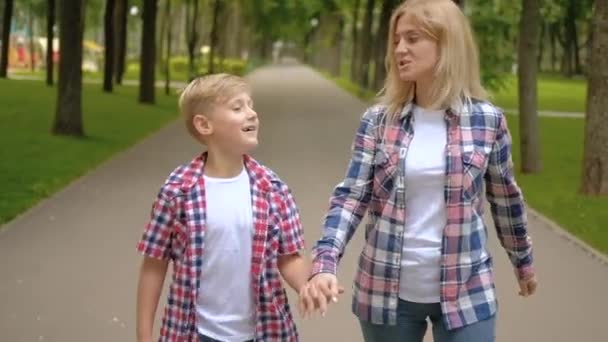 Familienerholungspark Mutter Sohn zu Fuß im Freien — Stockvideo