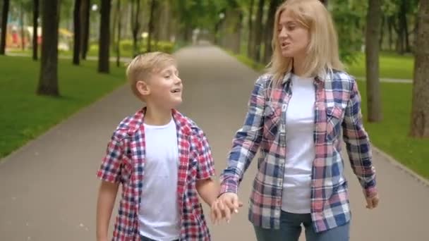 Familj rekreation park mor son Walking utomhus — Stockvideo