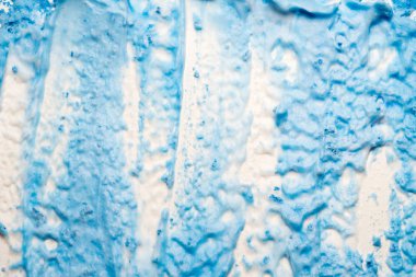 mavi boya dökülen beyaz arka plan renkli köpük