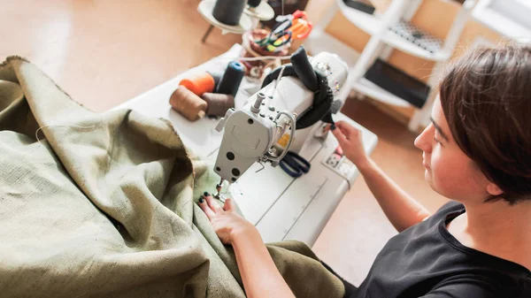 Швейна машина для виготовлення оббивки — стокове фото