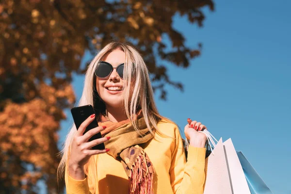 Mujer moderna ocio bolsas de compras smartphone — Foto de Stock