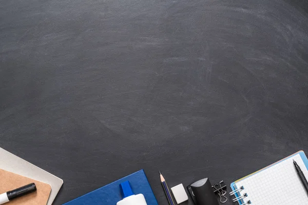 Zurück zur Schule schwarze Tafel Schüler Essentials — Stockfoto